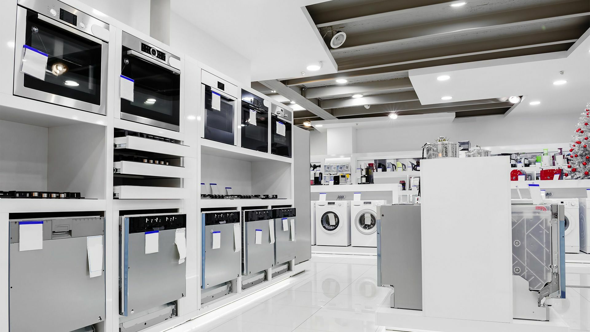 Verschiedene Haushaltsgeräte beim Elektrofachhändler: Waschmaschinen, Spülmaschinen, Herde und Kleingeräte